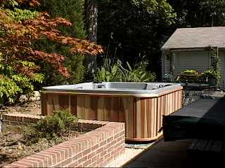 hottub2.JPG (16645 bytes)